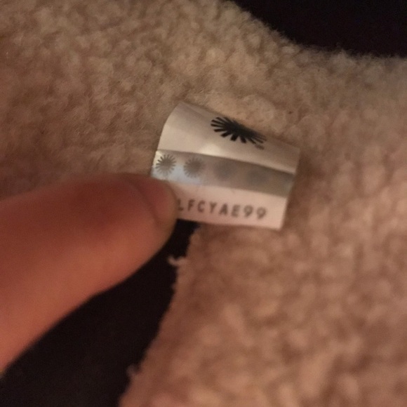 UGG Australia Women’s Thomsen Boot
Size US 6.5, 10 - Picture 9 of 16